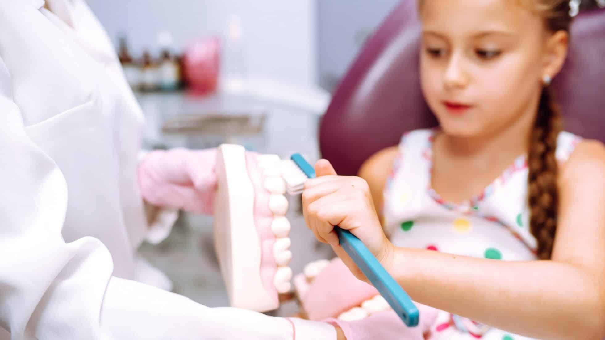 Çocuklarda ilk diş muayenesi